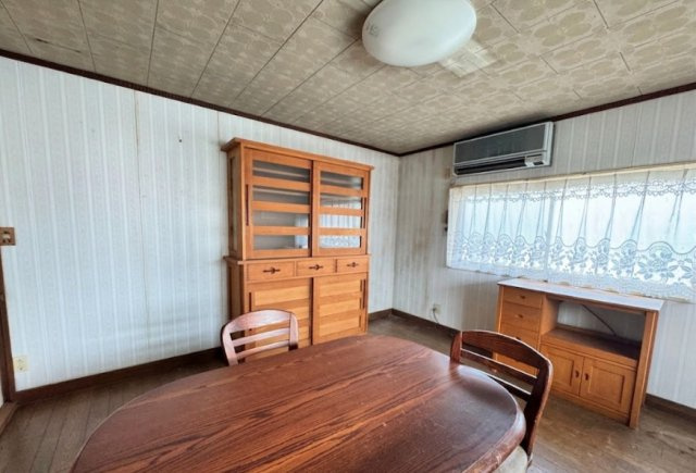 木の温もりを感じられる家具と調和した、落ち着きあるダイニング空間です。壁面収納も配置しやすく、生活スペースを広く使える間取り。ダイニングテーブルを置いても十分な広さがあるダイニングキッチンです！