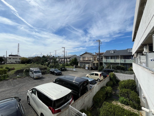 眺望を気にして物件を探す場合、前面に建物が建っていないか現地で確認しましょう！前面に建物があると景色はもちろん、日当たりや風通しにも影響が出てきます。住んだ時のことを想像しながら現地見学をしましょう。