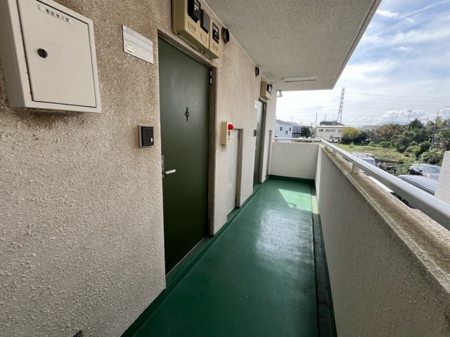 玄関は家の顔でもあり、家族以外の目にも止まる場所です。玄関は外との間を仕切る扉、靴などをしまっておく収納スペース、靴脱ぎのたたきスペース、来客とのやり取りをするドアホンなど複数のアイテムからなります。
