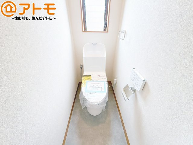 窓もあって換気もしっかりできる清潔感のあるトイレです♪