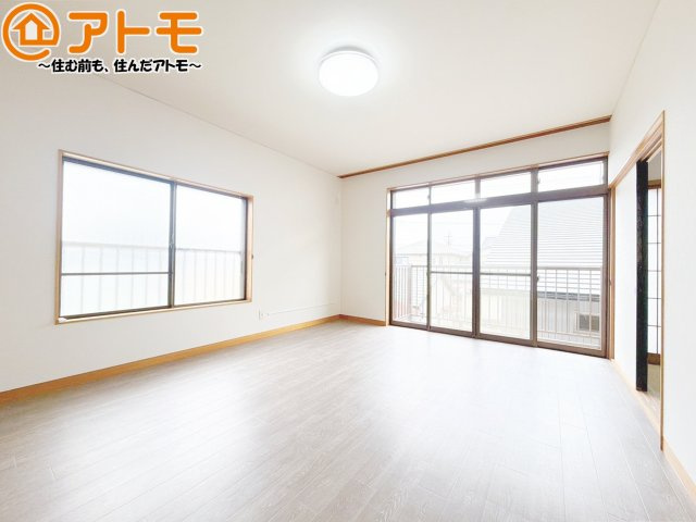 バルコニーに面したお部屋なので、布団などの大きなものも楽々干せます♪