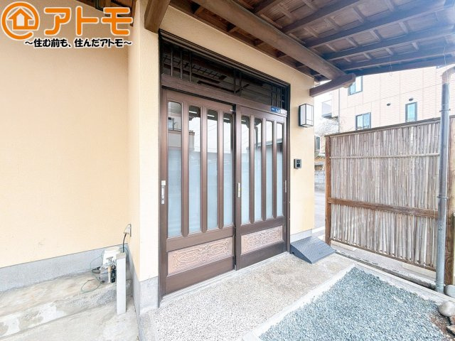 落ち着いた色合いの玄関は防犯性に優れた仕様になっています♪