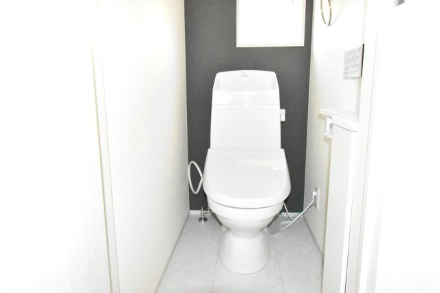 温水洗浄便座付き・収納スペース付きでトイレが綺麗に片付きます
