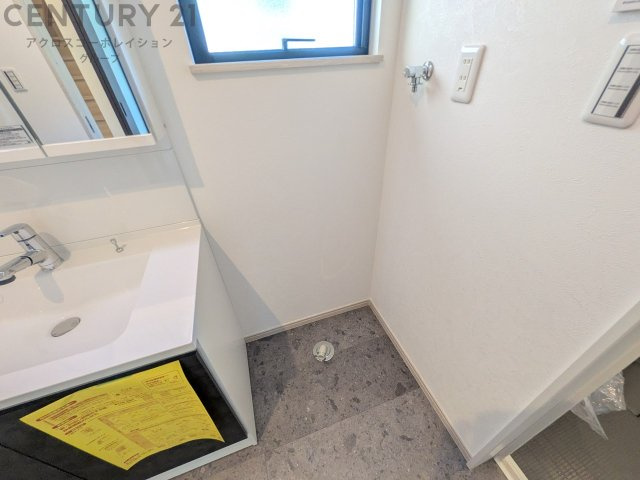 洗濯物の仕分け作業がしやすく、整理整頓が容易になります。洗濯音や湿気を他の部屋に持ち込まず、生活環境を快適に保ちます。上部を活用すれば収納スペースを確保でき洗剤や洗濯用品の整理もしやすくなります。