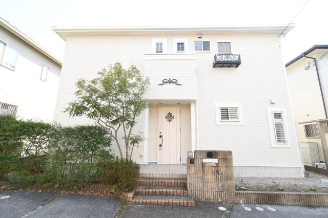 外壁塗装・屋根塗装・バルコニー防水完了！全面道路は広く、交通量が少ないので安心♪2台駐車可能です♪
