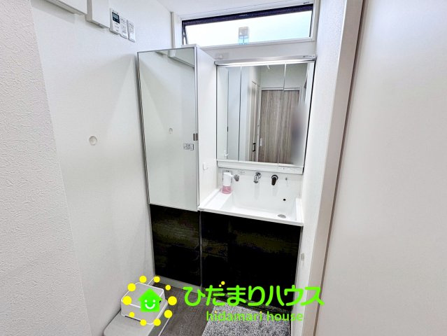 収納豊富な三面鏡付き洗面台で身支度もスムーズに！