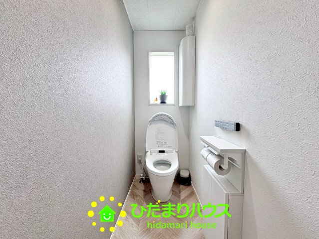 空気の入れ替えがしやすい小窓付きのトイレです。