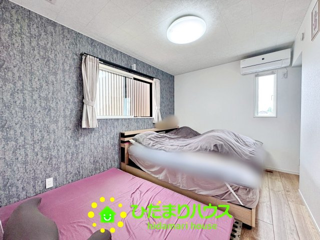 調湿タイプの天井クロスを使用した快適な寝室です。