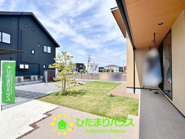 お子様も敷地内で安全に走り回れる広々お庭。