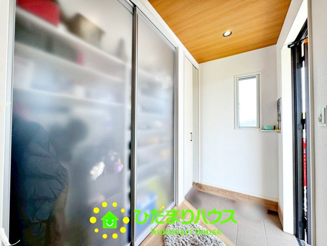 お靴やアウトドア用品もしまえる大きめ玄関収納。
