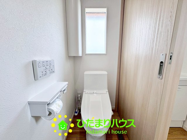 清潔感のある温水洗浄便座付きのトイレ。