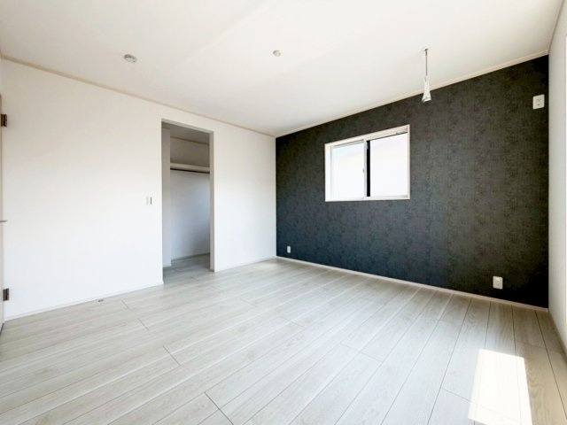 【1号棟　主寝室】8帖の主寝室はシングルベッドを2つ並べて置いても余裕のある広さです。一面の壁をアクセントクロスにすることでお洒落な空間に仕上げました。