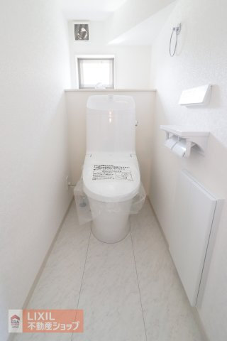 【トイレ】現地完成写真。温水洗浄暖房便座付き。小窓がついており採光と換気ができるようになっています。2階にもトイレがございます。
