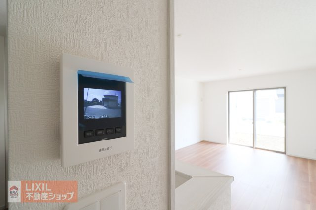 来客の顔が分かるTVモニタドアホン。不在時には、録画もしてくれるのでセキュリティも安心です！しっかりと声も聞こえますので2重で安心ですね！
