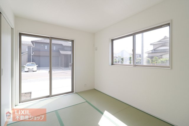 【和室】現地完成写真。ゆったりくつろぎスペース。お子様の遊び場としても重宝しますね♪収納も付いておりお布団やおもちゃをしまっておけます。