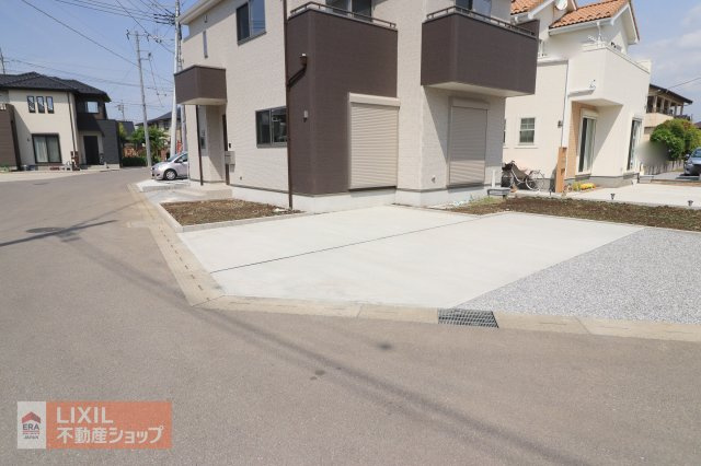【駐車スペース】現地完成写真。ゆったりとした駐車スペースです。車種により並列3台駐車可です。