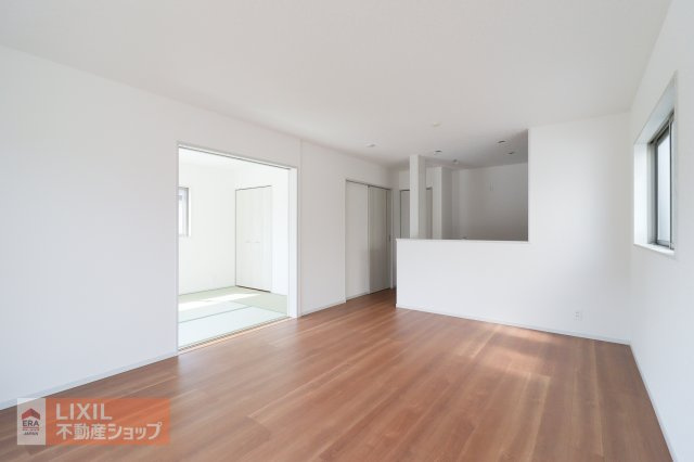 【リビングダイニング】家族団らんの空間は大きい窓で明るく風通しの良い快適な空間となっています。