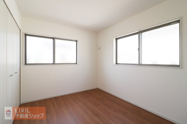 【子供部屋】2階6帖の洋室は子供部屋にいかがでしょうか。収納も付いており衣類や学用品もスッキリ片づけられます。
