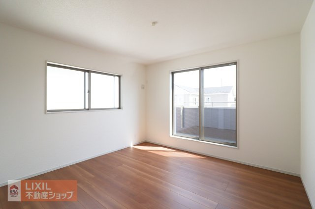 【寝室】2階8.5帖の寝室。南向きで明るいお部屋となっており、ダブルベッドも置けるのでご夫婦の寝室にピッタリです。バルコニーにもそのまま出れるので布団干しも楽々です。