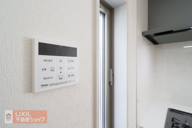 【温水設備】現地完成写真。シンプルなデザインにすることで操作もわかりやすい給湯スイッチ付きで温度調整もラクラクです。