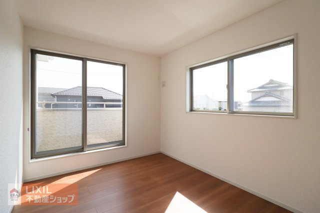 【洋室】2階6帖の洋室は南向きで日当たり、風通しもよく心地よい自分だけの空間に。バルコニーへ直接行けます。