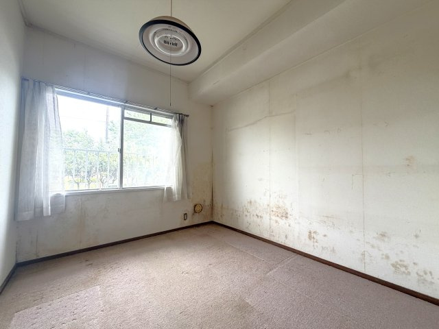 北側の洋室でございます
