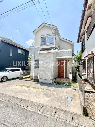 ゆったりとした駐車スペースを確保いたしましたので、大きめのお車でも駐車可能です。　