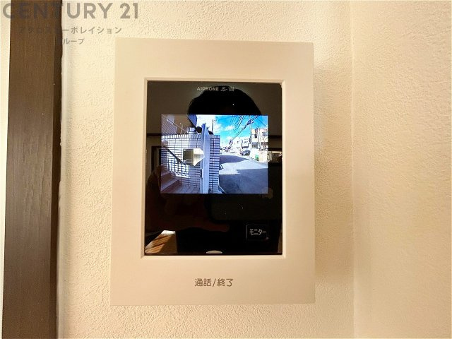 訪問者が来たときにテレビ画面で確認できるため、安心してドアを開けられます。録画機能があるものもあり、留守中に来訪者を記録しておくことができます。利便性が高く、セキュリティ面でも安心です　