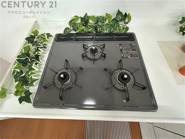 多数の調理器具を同時に使用でき、料理の効率化が可能。省エネで節約になり、様々な料理スタイルに適応できます。また、火力調整が独立しており、手入れや掃除もしやすく、今よりもっとお料理が楽しくなるかも。　