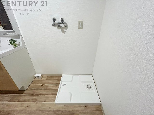 洗濯物の仕分け作業がしやすく、整理整頓が容易になります。洗濯音や湿気を他の部屋に持ち込まず、生活環境を快適に保ちます。上部を活用すれば収納スペースを確保でき洗剤や洗濯用品の整理もしやすくなります。　