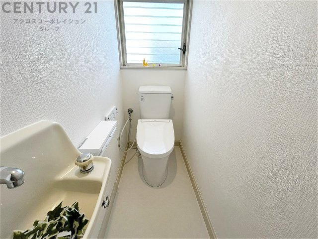 温水洗浄便座付トイレは温水洗浄機能により、暖かい水でおしりを洗浄することができ、冷たい水を使う従来の便座に比べ、温水洗浄機能で暖かいトイレを提供し、快適な使用を可能にします。　