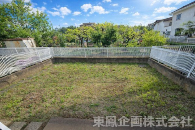 物件南側は緑豊かな庭木畑があります。