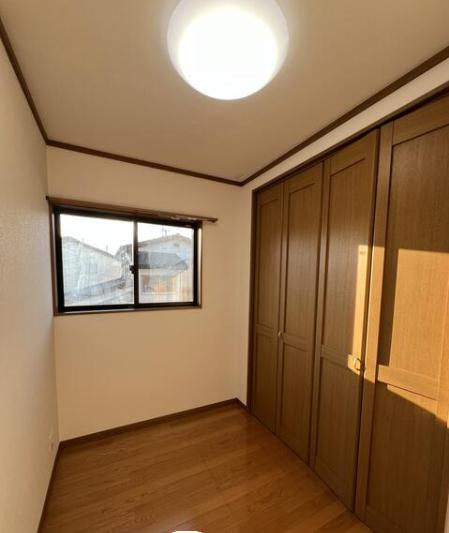 天井の高い主寝室。ゆっくりと過ごせる大人のくつろぎ空間！