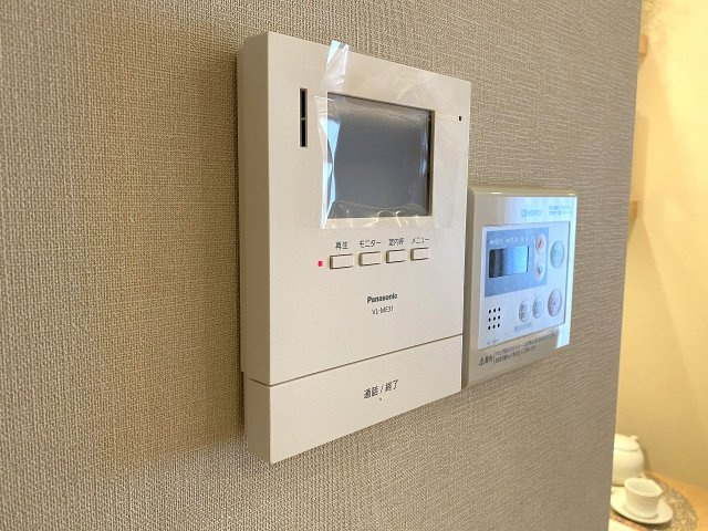 訪問者の顔を室内からしっかり確認できる「TVモニター付きインターホン」を完備。不審者の侵入を防ぎ、一人暮らしやご家族の留守中も安心・安全な暮らしをサポートします。
