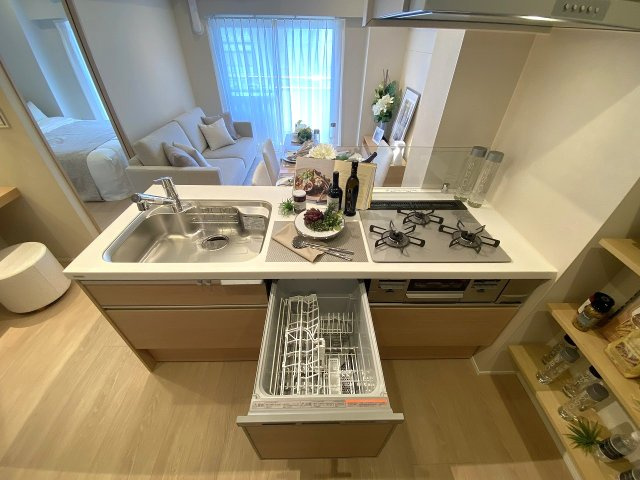 家事の時間を大幅に短縮できる便利な「食器洗い乾燥機」を標準装備。手洗いに比べて節水効果も高く、食後の片付け作業をスムーズにしてご家族とのゆとりある時間を増やせます。