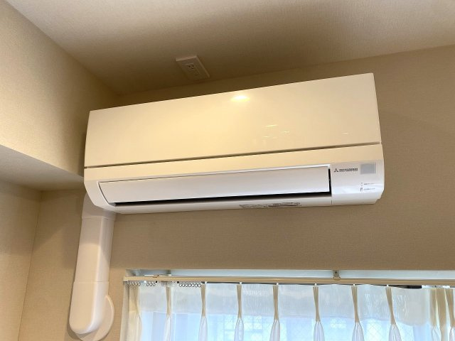1年を通して室内を快適な温度に保つ「エアコン」を完備。寒さや暑さの厳しい季節も届いたその日から過ごしやすく、電気代も抑えながらエコで心地よい室内環境を提供します。