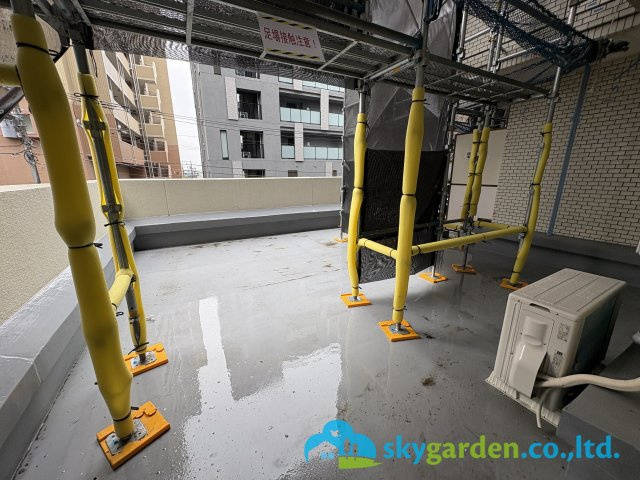 広いルーフバルコニーがあります　令和8年4月10日撮影（外壁工事中）