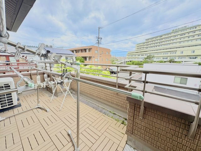 ワイドバルコニーからは気持ち良い眺望が臨めます。　