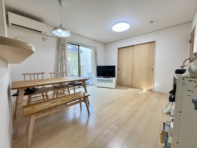 南側から明るい陽射しが差し込むLDK。ナチュラルなフローリングが温もりを感じさせ、家族の会話が弾む居心地の良い空間です。和室とも隣接しており、小さなお子様の遊び場や来客対応にも活用できます。　