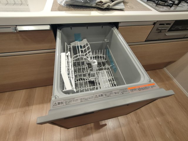【食洗機】　食後の後片付けがぐっと楽になる食洗機を標準装備。家事の時短に役立ちます。