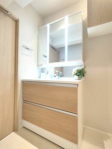 【独立洗面化粧台】　身支度がしやすい独立洗面化粧台。収納も備わり、朝の忙しい時間帯も快適です。