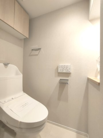【トイレ】　トイレは温水洗浄便座付です。収納スペースも備え使い勝手良好です。
