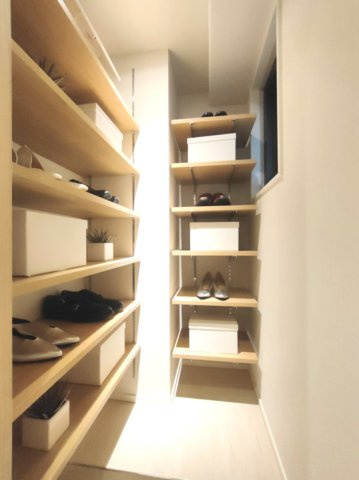 【シューズインクローゼット】　靴や外出用品をまとめて収納できるSIC。棚板は高さを変えられる可動式になっているので、効率的にお履き物をしまうことができます。
