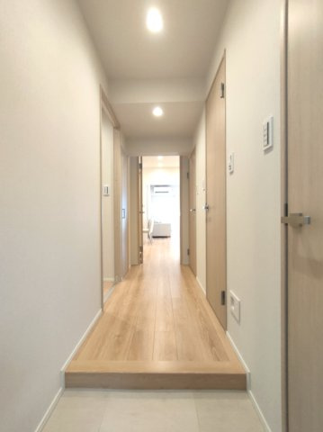 【廊下】　落ち着いた内装の廊下は、各居室への動線もスムーズで暮らしやすい設計です。