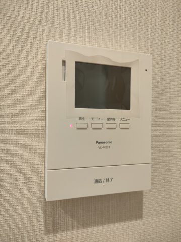 【TVモニター付きインターフォン】　来訪者を映像で確認できるTVモニター付きインターフォンで、防犯性も安心です。