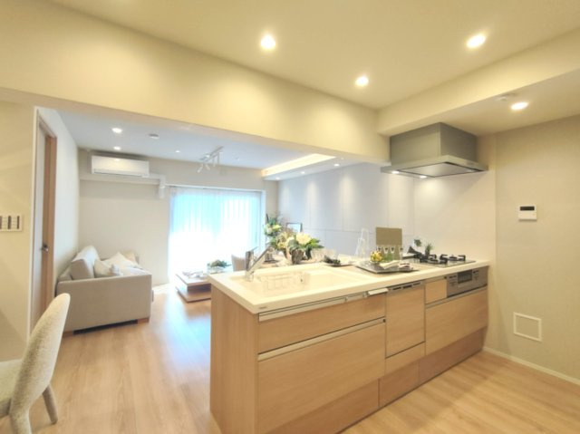 【LDK】　ダイニングとキッチンが繋がる動線の良い空間で、料理から配膳までスムーズにこなせます。※家財は付属しません。