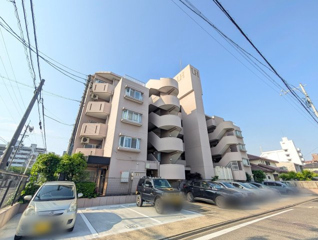 小幡駅から南へ徒歩12分ほどのところにある5階建てのマンション。敷地外の駐車場を確保しています♪