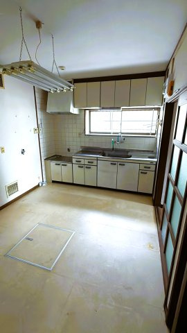 日中は窓から光が差し込む明るく快適なキッチンです。