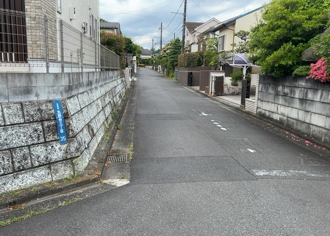 土地の形が極端に長細かったり、狭小地、あるいは道路との高低差がある傾斜地だった場合、後々売ろうとしても買い手がつかない場合もあります。後々、売却することになった時に価値の下がらない土地を選びましょう。