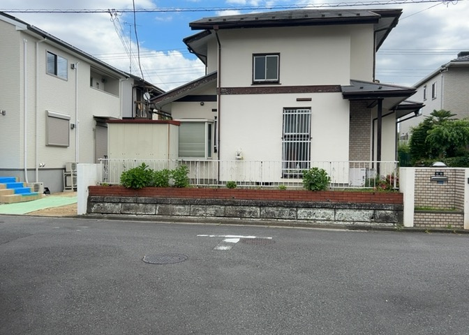 土地の面積＝住宅面積ではありません。建ぺい率の問題などで、土地のある場所によって住宅を建てられる面積は限られています。高さもしかり、「土地」という言葉の中には、建築条件も含まれると考えておきましょう。